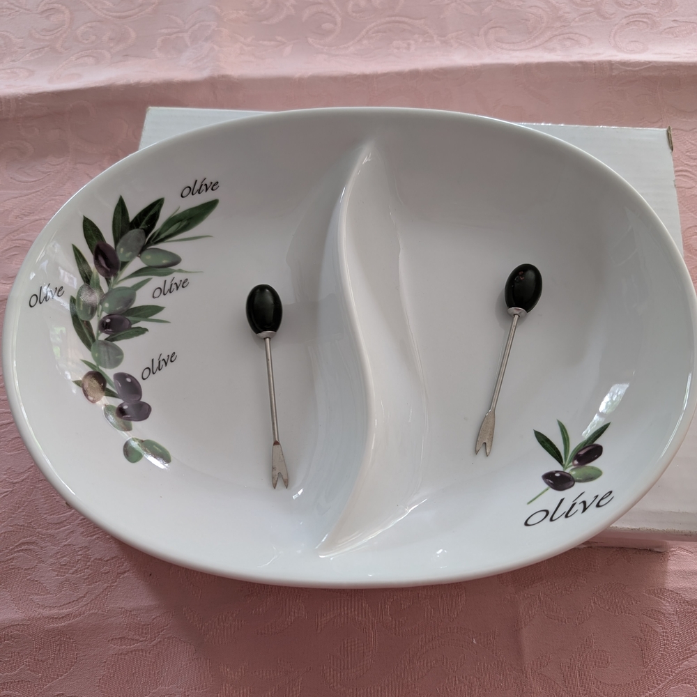 D'Lusso Oval Olive Collection 2 Section W/ 2 Olive Forks